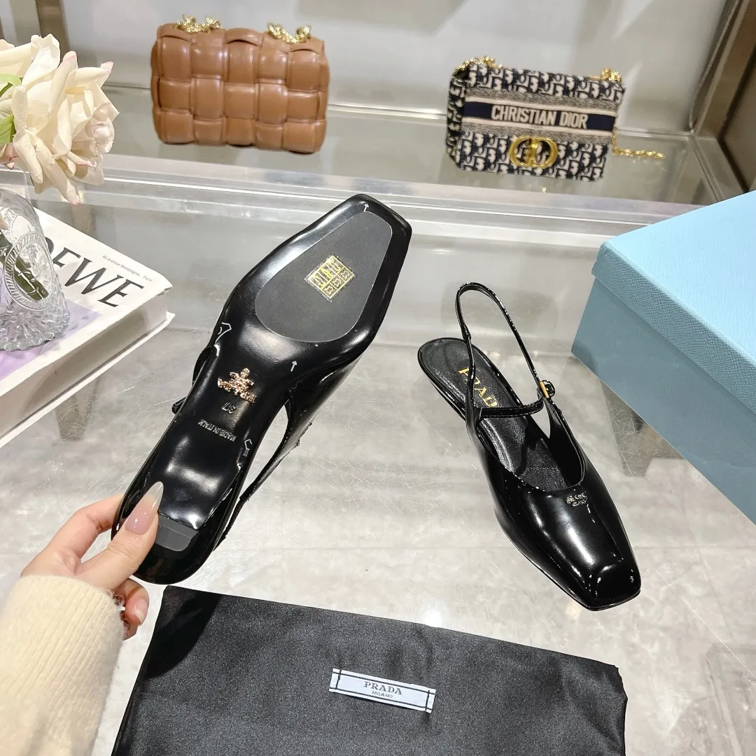 👟👟Ex-factory price 500👟👟 25-year new model launched on the catwalk star's new fashion trend [PRADA] square toe high heel square heel thick heel sandal back empty single shoe. ✨✨The upper is made of imported cow patent leather, the open edge beads and the inner pads are made of imported sheepskin, and the Italian injection molded leather outsole. ⚠️3 heel heights: flat, 5.5cm, 8.3cm. 🐎size: 35-40 (41 can be customized, non-refundable)